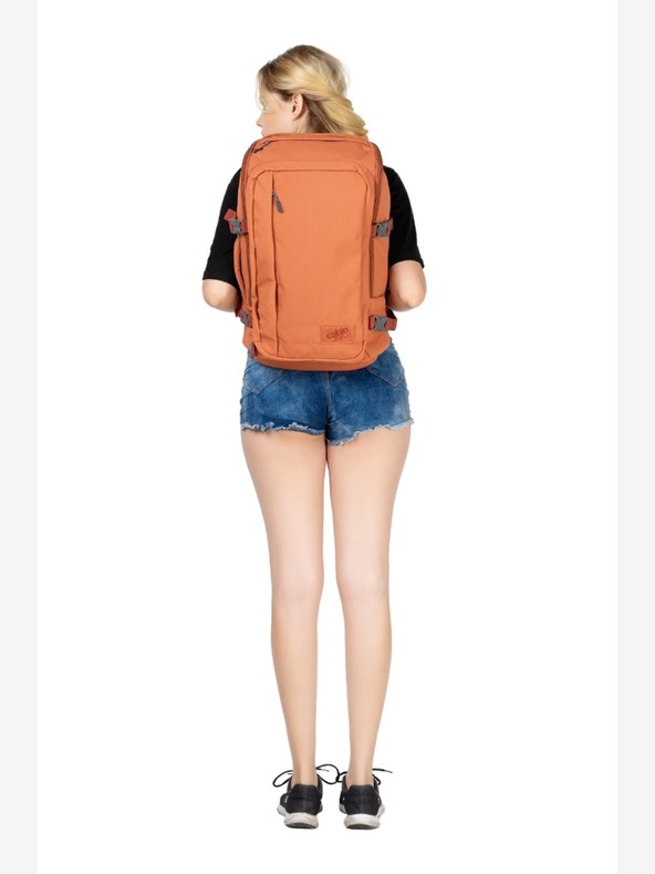 CabinZero Narančasti uniseks ruksak CabinZero Adventure Sahara Sand (32L)