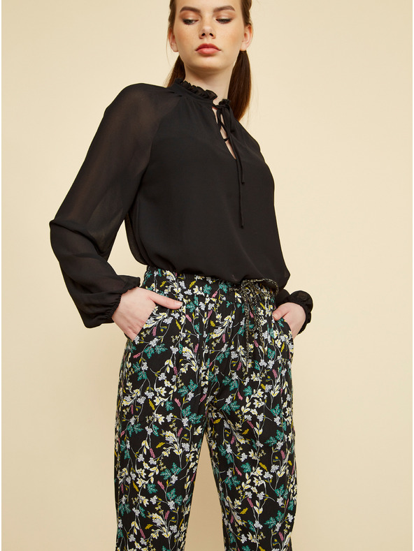 ZOOT.lab Crne ženske hlače na cvjetić ZOOT.lab Rosalyn